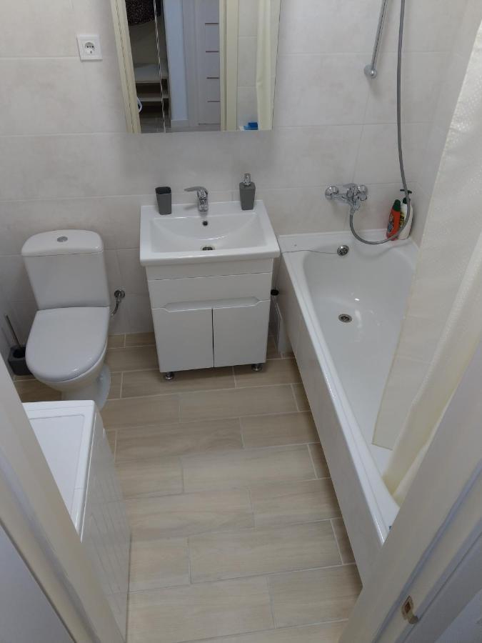 Ferienwohnung Новобудова По Вулконовальця2 Riwne Exterior foto
